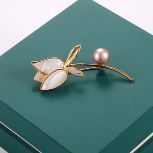 Broche de Perla de Agua Dulce de 10 mm con Diseño de Mantou Chapado en Diamantes de Loto con Incrustaciones de Aleación de Cobre para Fiesta o Regalo - Product Image 1