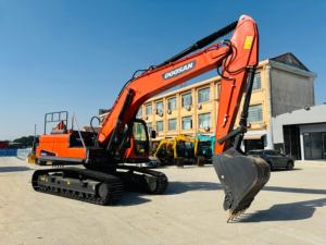 Excavatrice sur chenilles Doosan DX225 d'occasion de bonne qualité, modèle 2024, 22,5 tonnes, moteur, boîte de vitesses, chenilles en bon état, bien entretenue - Product Image 3