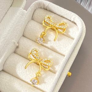 Pendientes de moda coreanos con borlas de circonita cúbica, chapados en oro, con lazo y dije de mariposa para mujer - Product Image 3