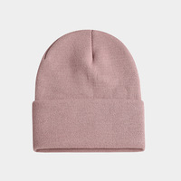 Entspannt geschnittene, grob gestrickte Mütze für Damen mit strukturiertem Zopfmuster und elegant fallender Silhouette