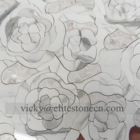 Mosaïque de carreaux de marbre blanc Bianco Carrara en forme de fleur