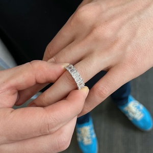 Anillo de Eternidad con Diamante Cultivado en Laboratorio, Corte Esmeralda, Oro de 18K, Bañado en Rodio, Certificado IGI, Regalo de Aniversario, Banda Completa de Piedras, Joyería Fina - Product Image 3