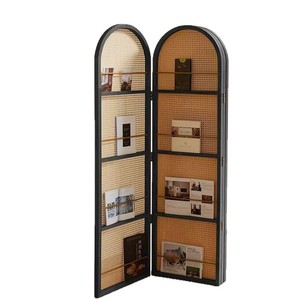 Biombo plegable de ratán estilo retro con marco de madera para sala de estar, dormitorio o entrada, con estantes para almacenamiento y exhibición. - Product Image 5