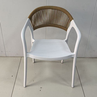 Chaises de salle à manger empilables en plastique PP résistantes pour l'extérieur, avec dossier en rotin et corde, pour la maison et les restaurants – Vente chaude directe usine