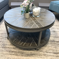 Table basse ronde en bois massif MAGI, style rustique industriel, avec roulettes
