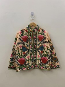 เสื้อคลุมซูซานีทำมือ ผ้ากำมะหยี่ลายสัตว์ บุด้วยผ้าฝ้าย ระบายอากาศได้ดี ติดกระดุม สไตล์โบฮีเมียน วินเทจ สำหรับฤดูหนาว เหมาะสำหรับทั้งชายและหญิง ผู้ผลิตและส่งออก OEM - Product Image 1