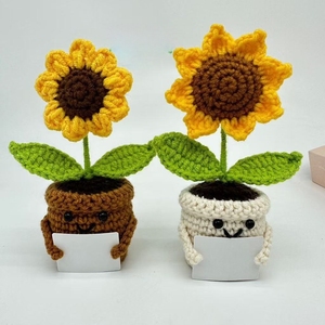 Fiore di Girasole Simulato Intrecciato a Mano in Vaso con Espressioni Divertenti, Decorazione per Regali di Compleanno e Feste - Product Image 1