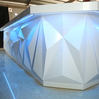Comptoir de service de bar de luxe sur mesure de haute qualité avec design en forme de U et surface diamantée, éclairage RGB pour salon