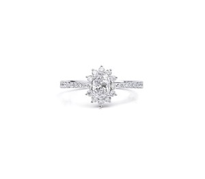 Bague de fiançailles en diamant de laboratoire pour femme, avec diamant ovale de laboratoire E F VS et design halo, bijou de cocktail élégant - Product Image 2