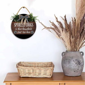Divertente Insegna Decorativa Rotonda in Legno 'Qui Vivono i Cani Pregiati e i Loro Servitori' Stile Rustico per Arredamento Casa - Product Image 5