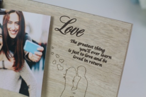 Regalo per amicizia Laser <span class=keywords><strong>disegni</strong></span> personalizzati e parole in legno massello cornice per foto con Clip - Product Image 3