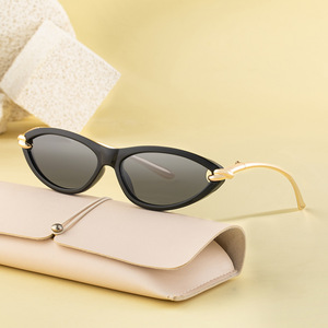 Lunettes de soleil œil de chat LJ-9697 pour femmes, monture en métal, verres en plastique, protection UV400, couleur noire, style tendance - Product Image 2