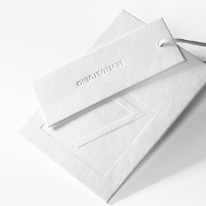 Etiqueta de ropa personalizada 700g arte papel de algodón personalidad simple etiquetas colgantes universales etiquetas de impresión en relieve con cuerda - Product Image 2