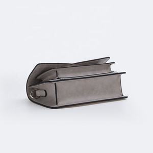 Sac à bandoulière de luxe pour femme en PU rétro de haute qualité, avec fermeture éclair et bouton, à compartiment unique - Product Image 4