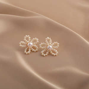 Boucles d'oreilles WENCHI en perles baroques, collection 1588, motif floral tissé - Product Image 2