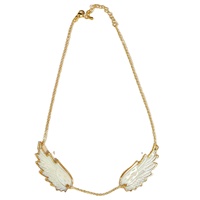 WT-JN385 Nouveauté Collier avec pendentif en forme de plumes sculptées à la main en coquillage naturel plaqué or 18 carats pour femme, bijoux tendance
