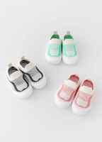 Chaussures pour bébés à semelle souple, conçues pour la stabilité et le soutien pendant la période de marche précoce, style unisexe pour garçons et filles