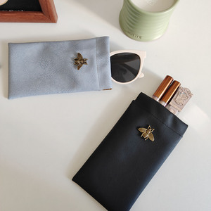 Leather <b>Sunglasses</b> <b>Case</b> <b>With</b> Bee Charm Automatic Closing Mechanism Portable Eyeglasses Storage Bag Rectangle Soft Material - Product Image 3
