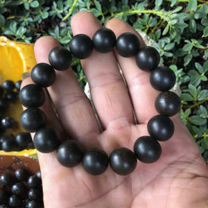 Pulsera de madera de agar negro natural 16mm cuentas oscuras alto aceite - Product Image 1