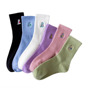 Chaussettes de mode pour femmes avec logo personnalisé pour l'hiver Chaussettes unisexes chaudes avec broderie de dessins animés de dinosaures pour femmes heureuses - Product Image 1