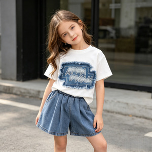 Set Abbigliamento <span class=keywords><strong>Bambina</strong></span> Estate 2026: T-shirt Nera con Patch a Maniche Corte + <span class=keywords><strong>Pantaloncini</strong></span> in Denim, Completo 2 Pezzi - Product Image 2