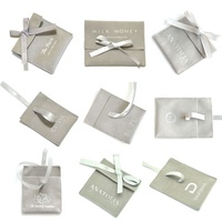 Pochette à bijoux en velours suédé gris avec ruban et logo en feuille d'argent, faible MOQ, vente chaude 2026