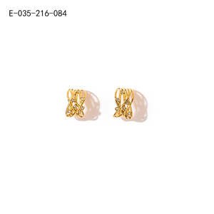 ต่างหูแฟชั่นแบบติดหู สแตนเลสสตีล 316L ชุบทอง PVD ทนทาน รุ่น E-035-216-084 - Product Image 1