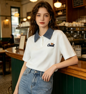 <span class=keywords><strong>Polo</strong></span> blanc pour <span class=keywords><strong>femme</strong></span> avec col à carreaux, broderie ours et imprimé lettres, haut à manches courtes - Product Image 2