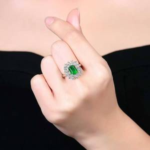 Anillo de Esmeralda Natural de Zambia de 1.76 Quilates con Diseño de Halo Radiante de Lujo, Oro de 18K, 37 Piedras de Diamante, Joyería de Alta Gama - Product Image 1