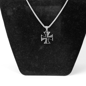 Colgante de Cruz Maltesa de Acero Inoxidable en Tono Plateado con Esmalte Negro y Baño de Oro, Diseño Bicolor, Joyería Gótica Retro para Hombre para Uso Diario - Product Image 3