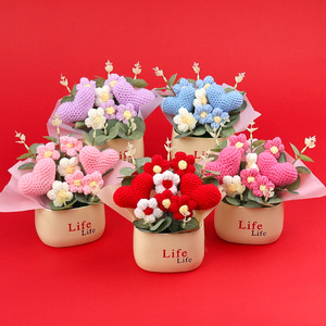 Pot de fleurs en crochet en forme de cœur, idéal pour la Saint-Valentin et la décoration de mariage - Product Image 1