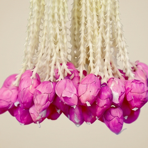 Guirnalda de Flores Artificiales Blancas con Borlas de Capullos de Loto Rosa, Decoración Floral Colgante para Bodas y Templos - Product Image 3