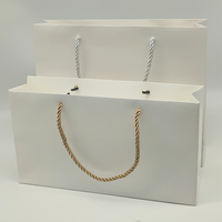 Sac cadeau en papier de carton de luxe avec logo imprimé personnalisé en gros direct usine sac à provisions en papier d'emballage de vêtements avec poignée
