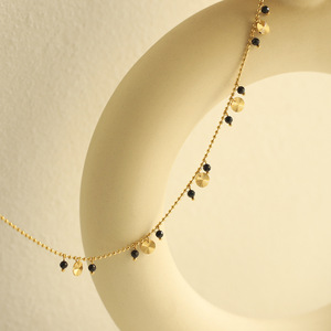 สร้อยคอแฟชั่นสไตล์ยุโรปอเมริกันประดับด้วยลูกปัดสีดำลายดอกไม้ทำมือ  พร้อมจี้เปลือกหอย  วัสดุสแตนเลสชุบทอง 18K - Product Image 4