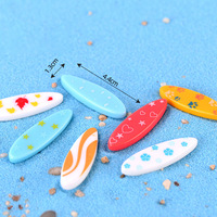 Mini planche de surf colorée, mini ornement en résine, petite statue, figurine artisanale, accessoires pour la décoration d'aquarium.