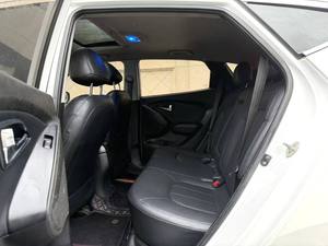 <span class=keywords><strong>Hyundai</strong></span> <span class=keywords><strong>ix35</strong></span> 2.0L Turbo 5 posti SUV Automatico Guida a Sinistra Confortevole GL Sedili in Pelle Pneumatici R17 Anno 2012 Usato - Product Image 6