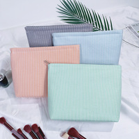 Pochette cosmétique portable en seersucker pour demoiselle d'honneur, brodée, rayée, grande capacité, sac de rangement de voyage