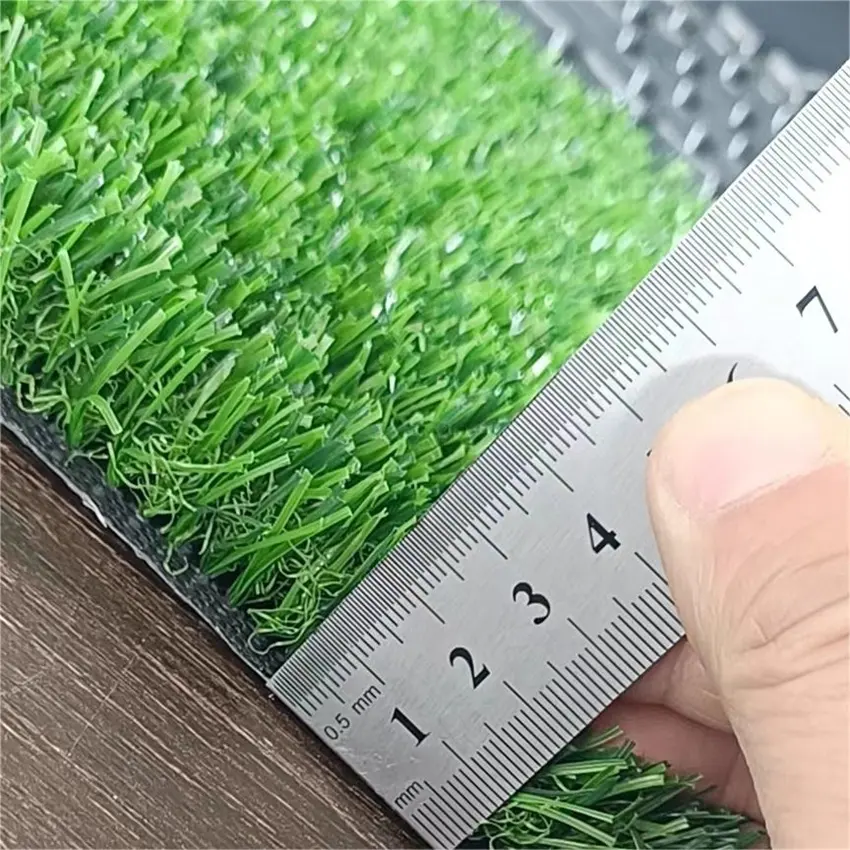 Açık yapay çim halı 40mm ve 50mm çim yeşil futbol sahası halı Pe ve Pp malzemeden yapılmıştır