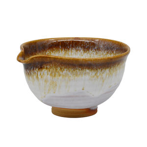 Bol à matcha unique de fabrication artisanale japonaise, facile à mélanger, conçu pour le versement, vente en gros - Product Image 1