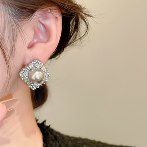 Gümüş iğne kakma elmas kelebek inci çift taraflı high-end zarif şık işık lüks toptan saplama küpe kadınlar için - Product Image 4