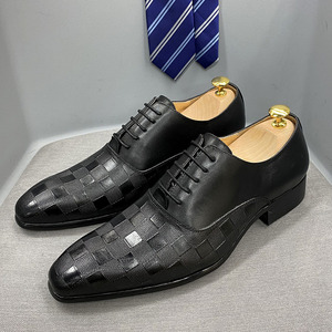 Chaussures Oxford italiennes luxueuses pour hommes, en cuir véritable, à lacets, avec imprimé à carreaux tendance, blanches, pour mariage. - Product Image 3