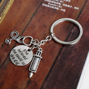 Porte-clés Infirmière Médecin « Elle Croyait <span class=keywords><strong>Qu</strong></span>'elle Peut, <span class=keywords><strong>Donc</strong></span> Elle L'a <span class=keywords><strong>Fait</strong></span> » – Bijou Inspirant avec Injecteur et Stéthoscope – Cadeau Idéal - Product Image 3