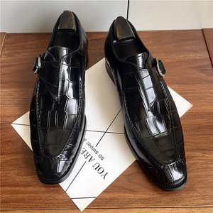 Chaussures de mariage pour marié en cuir véritable de style européen, motif crocodile, rouge bordeaux, avec fermoirs rétro et cuir artisanal - Product Image 4