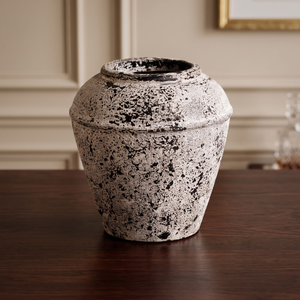 Este jarrón de cerámica blanca con manchas de estilo vintage, con un acabado desgastado y un encantador diseño de urna floral para una elegancia rústica. - Product Image 3