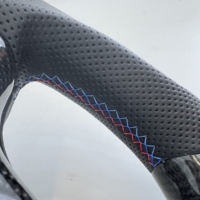 Volant en fibre de carbone OEM de qualité supérieure avec garniture pour BMW E46 M3, cuir perforé, forme et couleur personnalisées