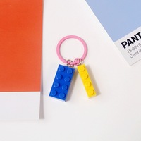 Porte-clés dessin animé créatif et mignon en blocs de construction colorés, accessoire léger et amusant avec ouvre-bouteille tendance