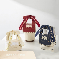 Vente en gros mini boîte-cadeau de faveur de mariage emballage en papier de chocolat de bonbons avec poignée en ruban revêtement UV dossiers imprimés pour les sucres