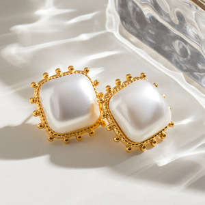 Pendientes de Perlas Cuadradas Yueli, Chapados en Oro de 18k, Engaste de Bisel, Diseño Geométrico para Uso Diario - Product Image 4