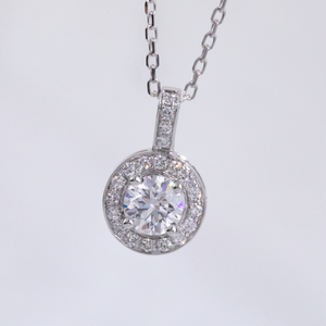 Ciondolo a grappolo circolare singolo in oro bianco 14 carati con diamante sintetico coltivato in laboratorio da 0,5 carati e alone di diamanti - Product Image 3