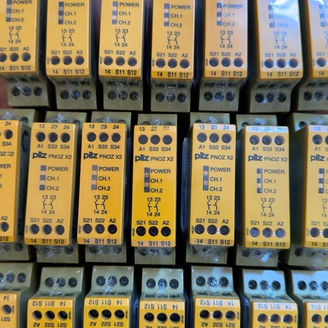 New Pilz Safety Relay PNOZ X2 Model 774303